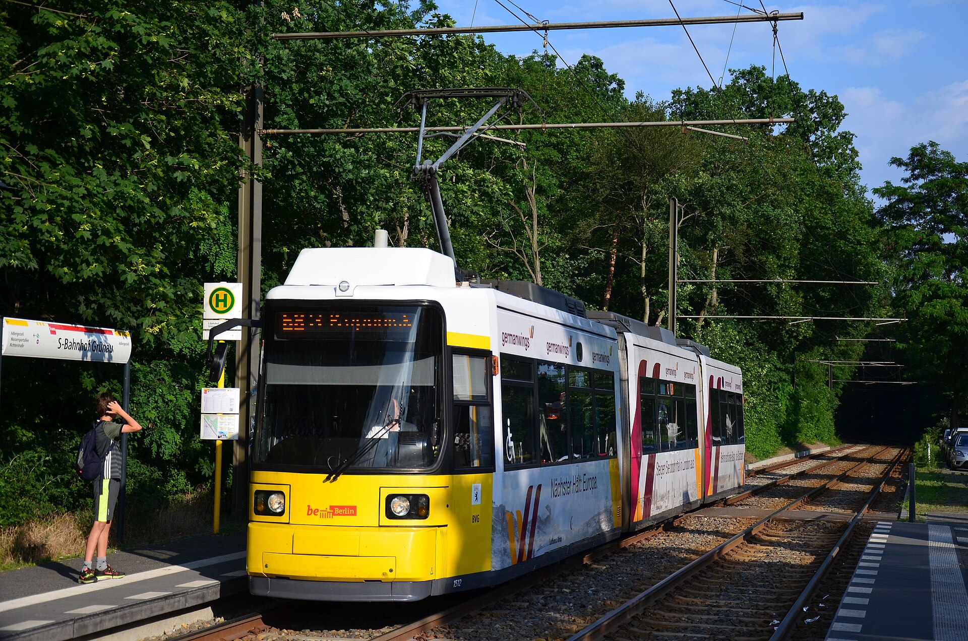 Niederflur-Straßenbahn an der S-Bahn-Station Grünau