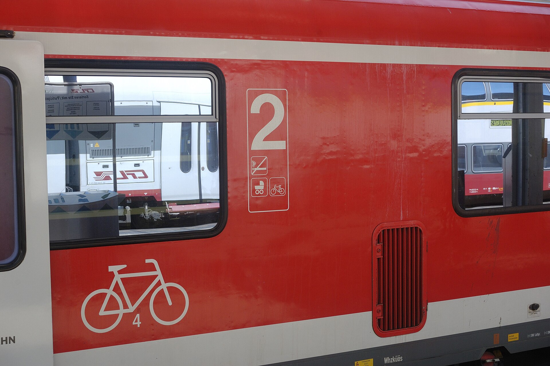 Nahaufnahme einer Regionalzugseite mit Fahrradsymbol
