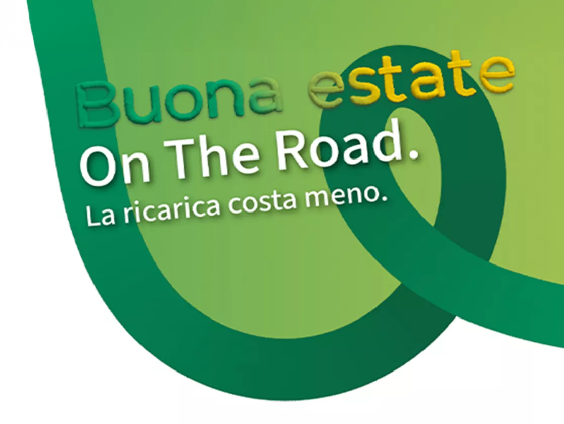 Auto elettrica durante un viaggio estivo
