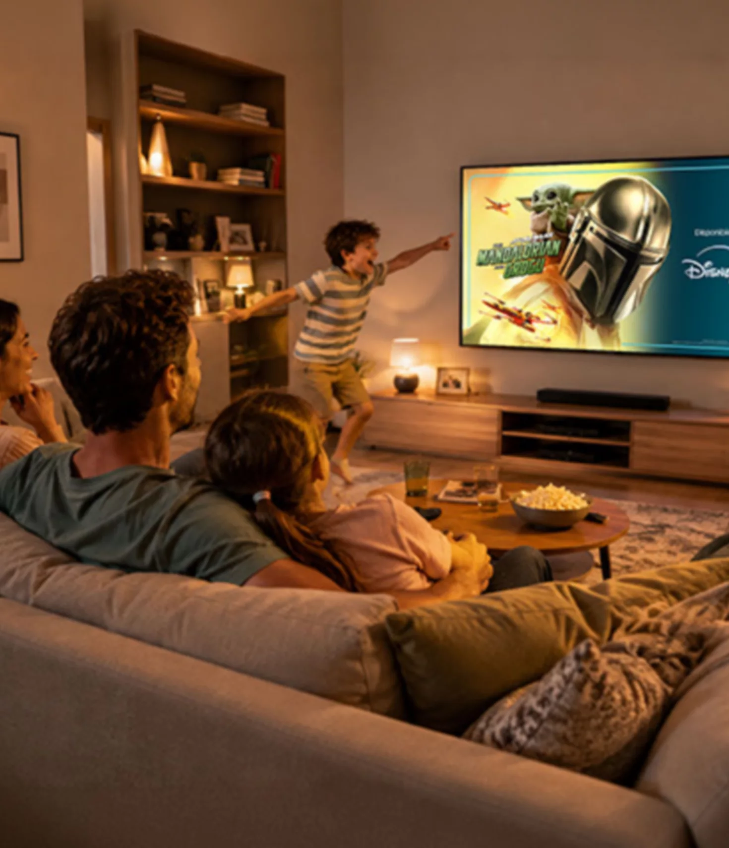 Persona connessa a internet nella propria casa
