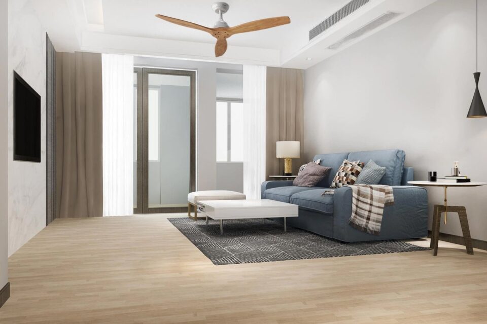 Ventilador de techo EVVO V517 instalado en un salón