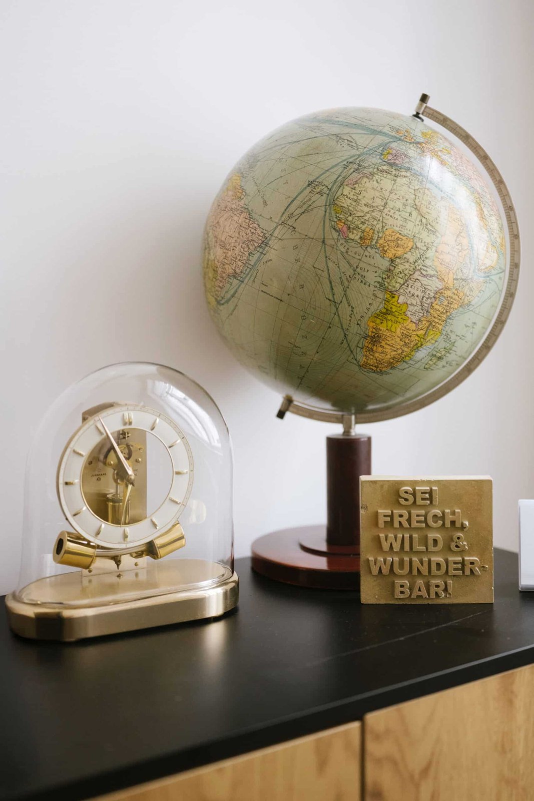 Globus-Uhr und Schild