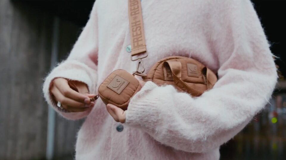 Braune Umhängetasche in einer modernen Alltagsszene