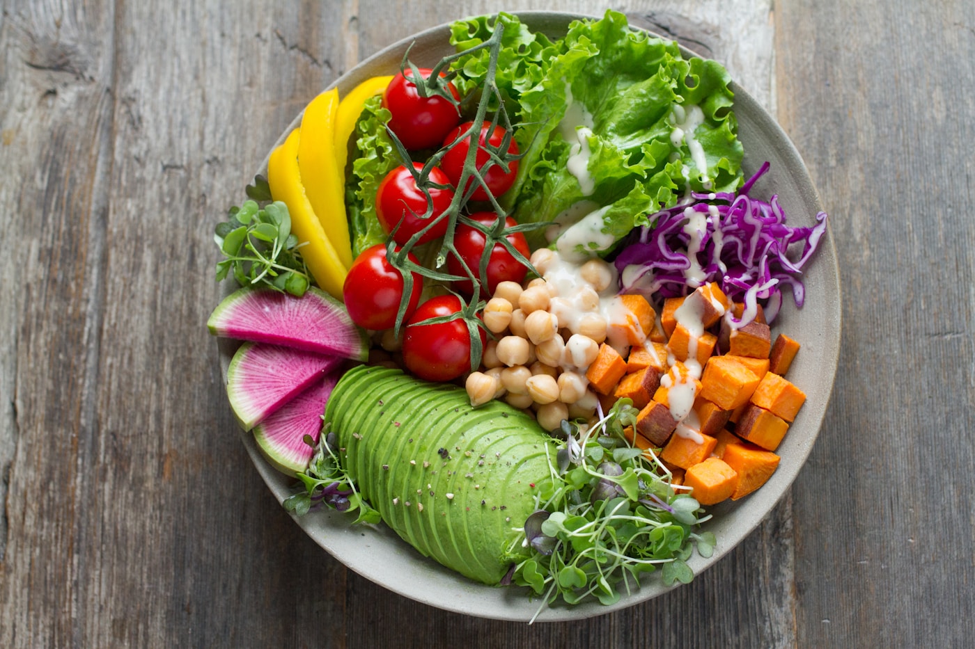 Verse salade met groenten als gezonde maaltijd