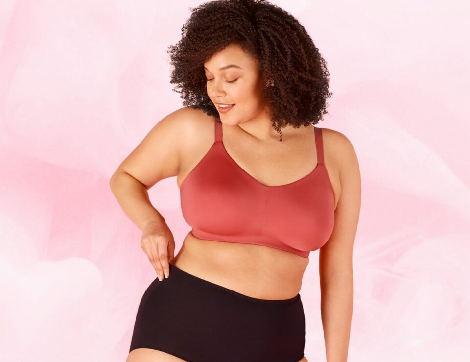 Henkilö esittelee Libressen mustia Sleepwear High Waist -kuukautisalushousuja