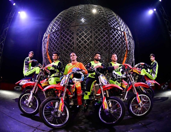 Performers at Planet Circus