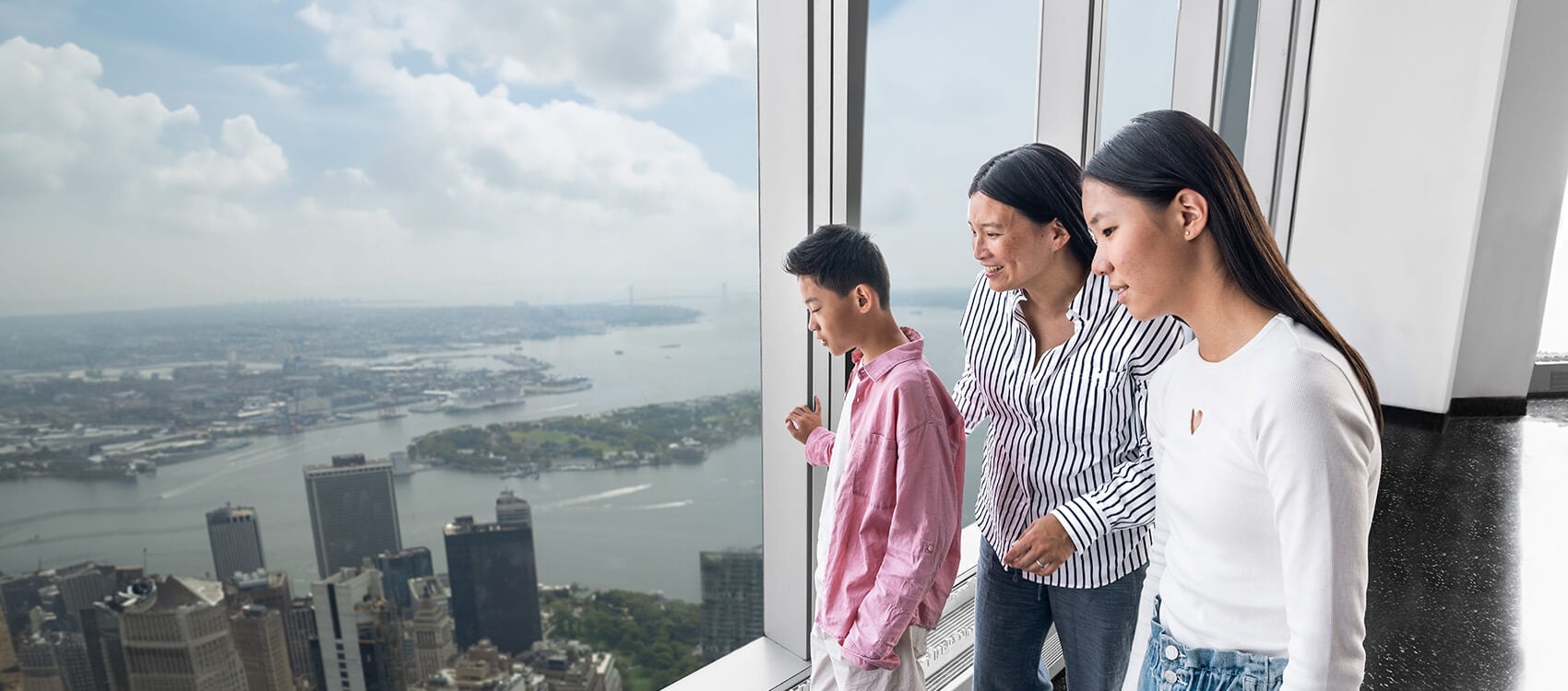 Familia disfrutando de la experiencia de One World Observatory