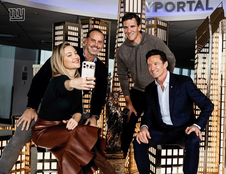 Visiteurs prenant un selfie à l'intérieur de One World Observatory
