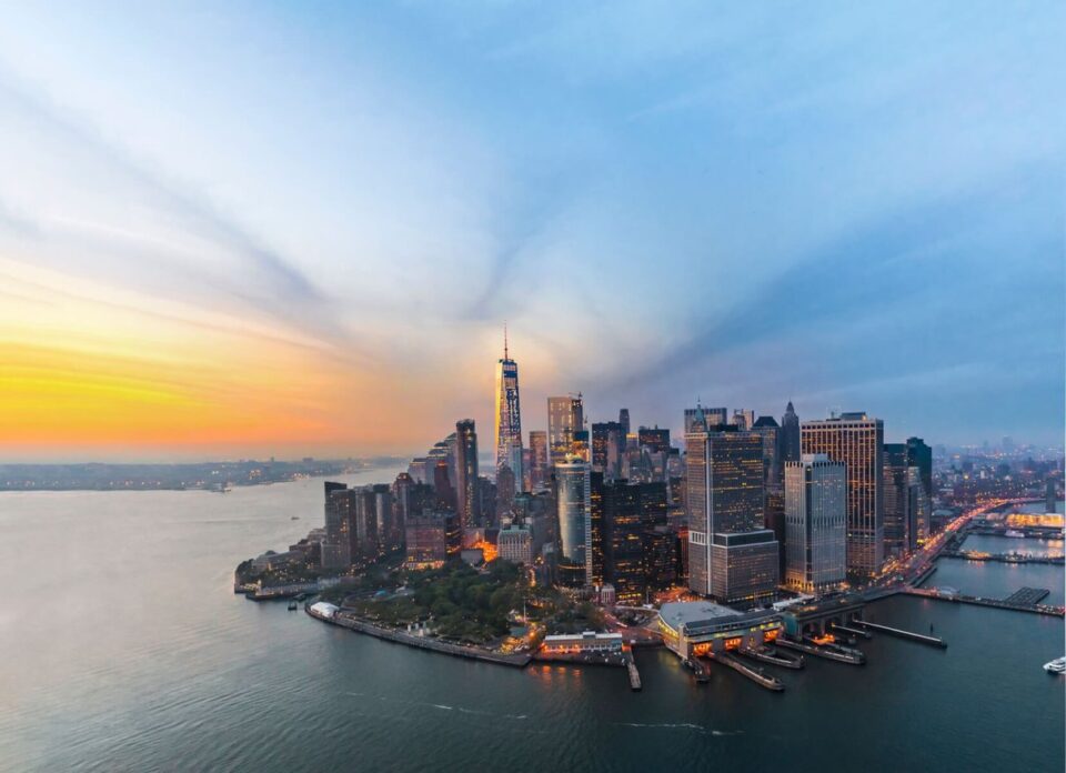 Lower Manhattan Skyline bei Sonnenuntergang