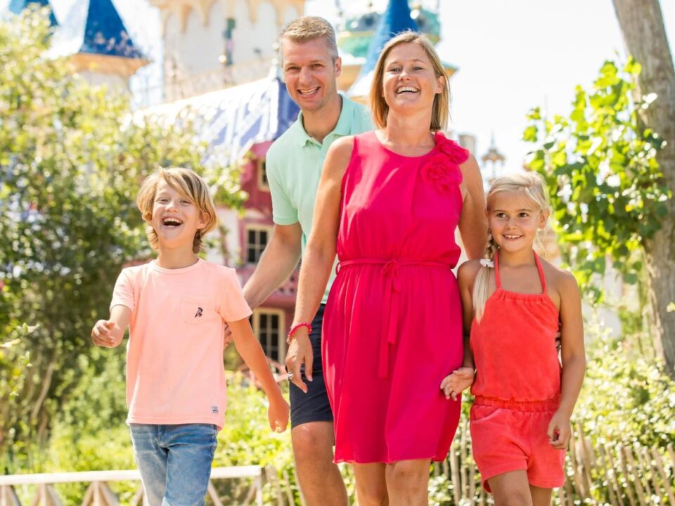 Famille réunie pour une journée dans un parc Plopsa