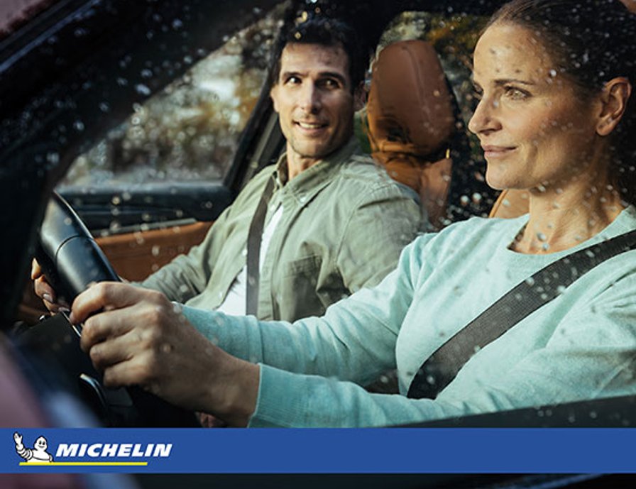 Menschen fahren bei Regen