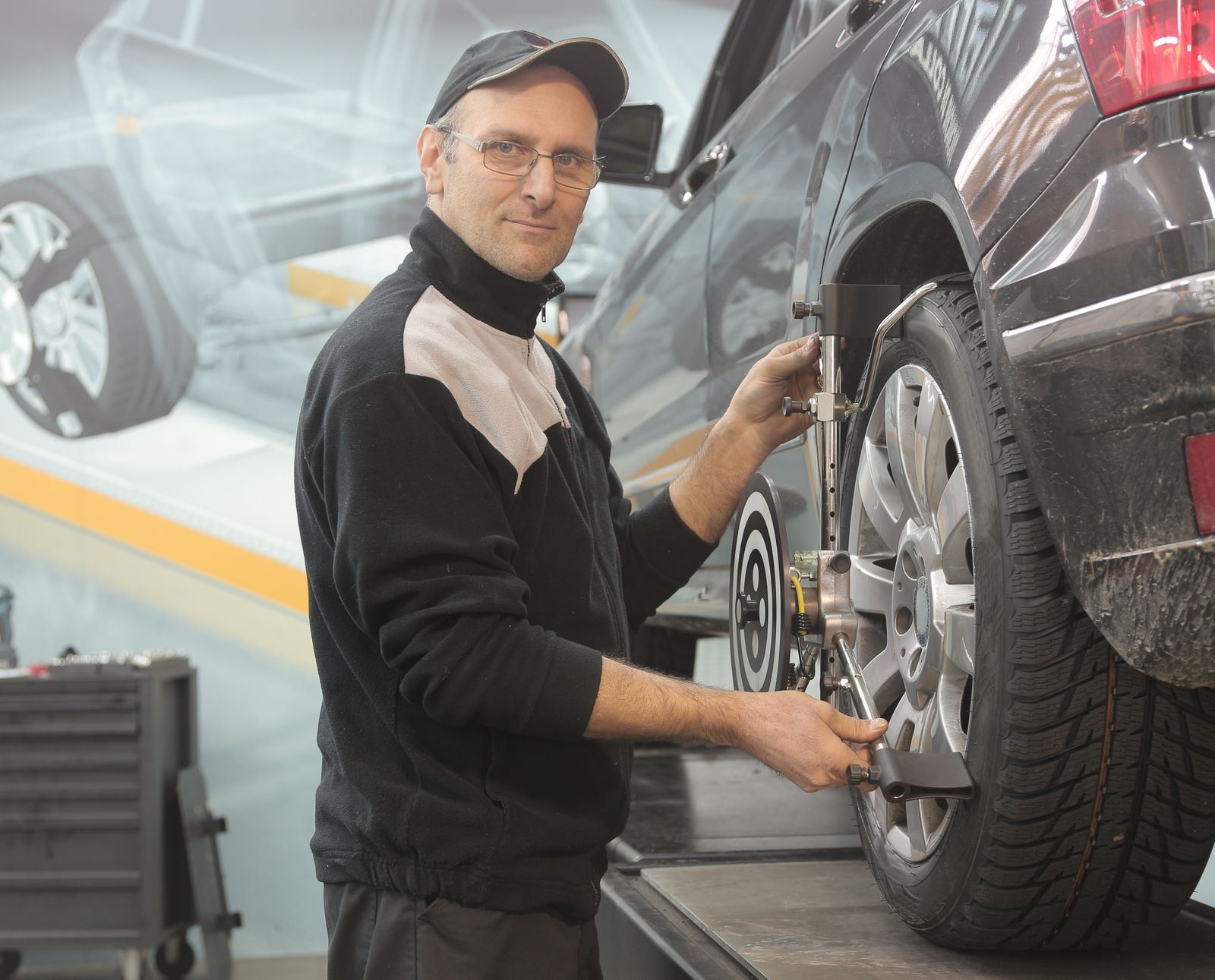 Autoreifen und Werkzeug in einer Kfz-Werkstatt