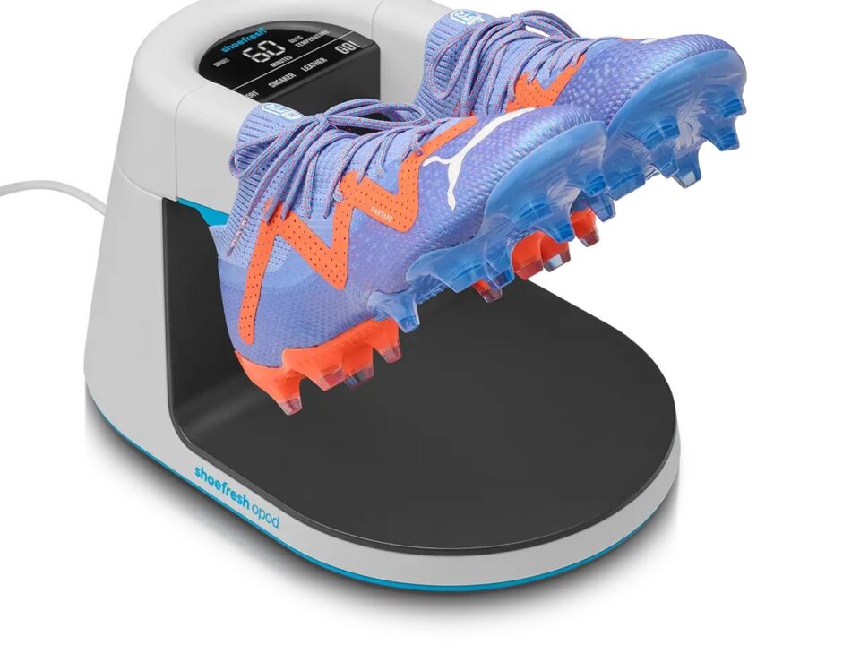 Appareil Shoefresh Opod blanc avec des chaussures de football