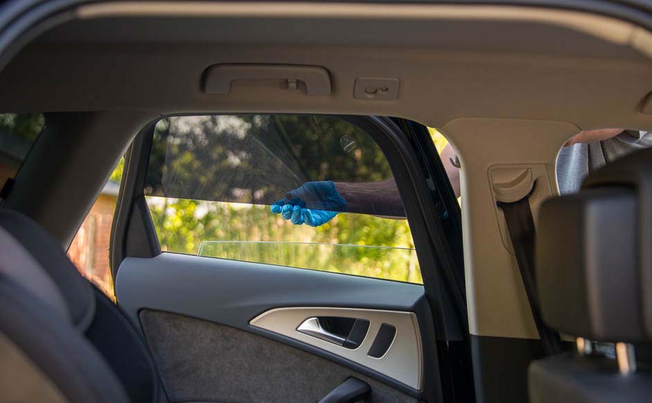 Getönte Autoscheibe mit Solarplexius Sonnenschutz