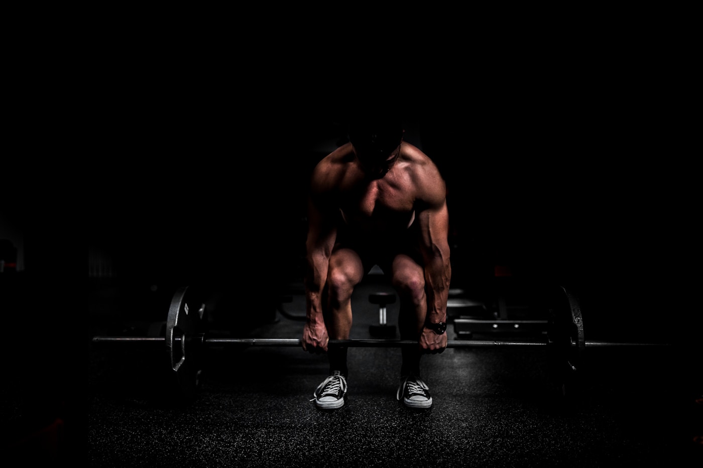 Sporter die een barbell optilt tijdens een deadlift