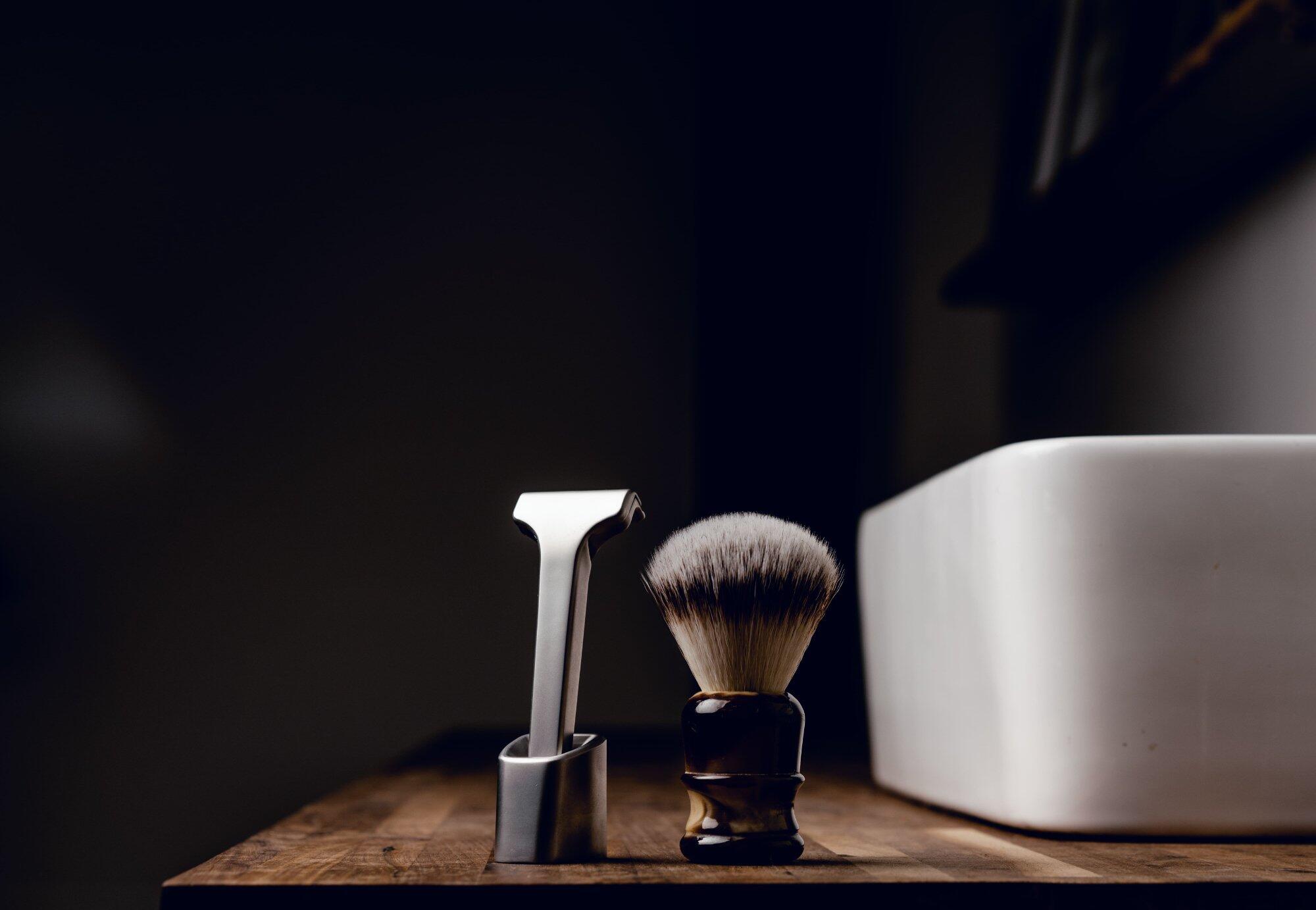 Supply razor and shaving brush arranged together