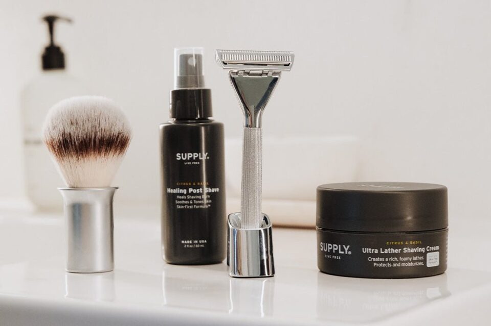 Supply Single Edge MAX shaving set arranged on a bathroom counter