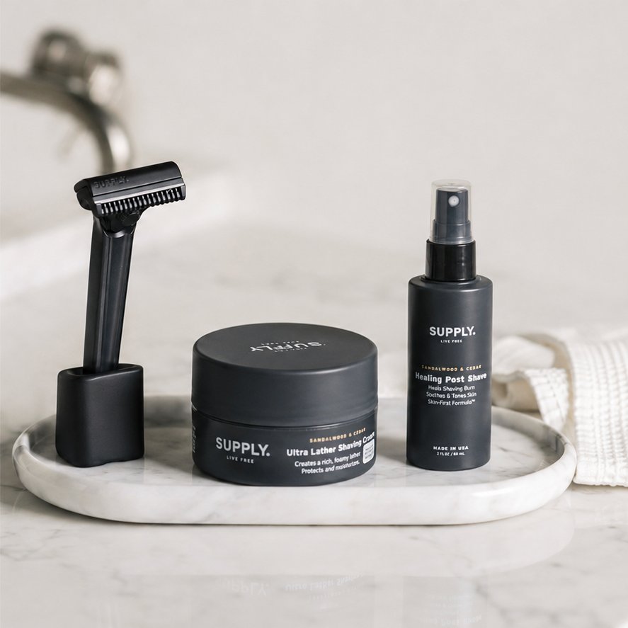 Supply Single Edge shave set arranged in a bathroom setting