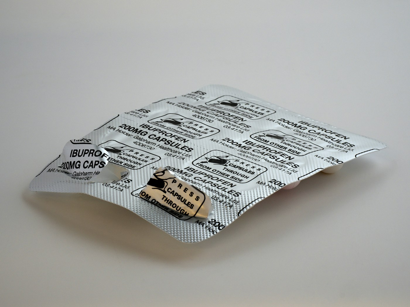 Blisterverpakking met tabletten op een lichte achtergrond