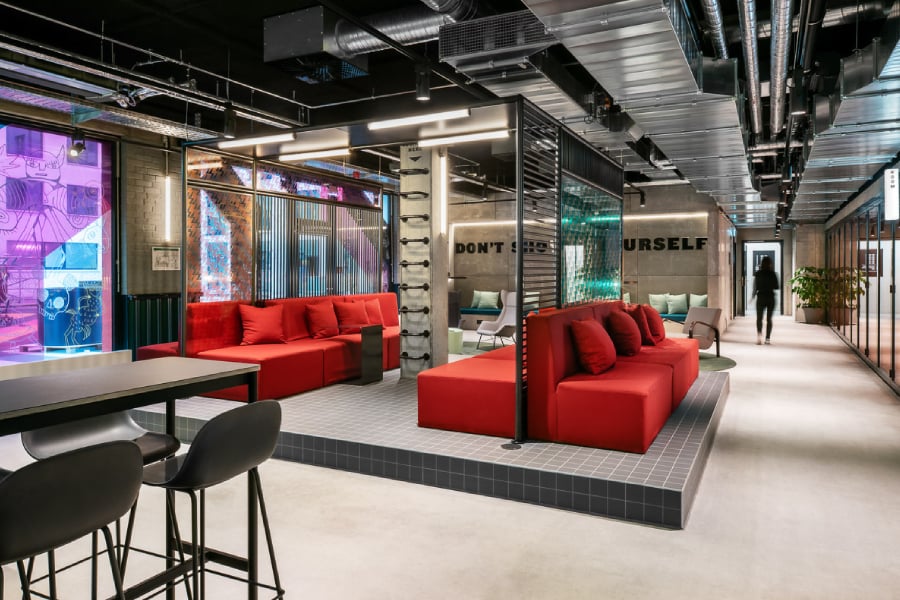 Lounge met rode banken in The Social Hub Berlin