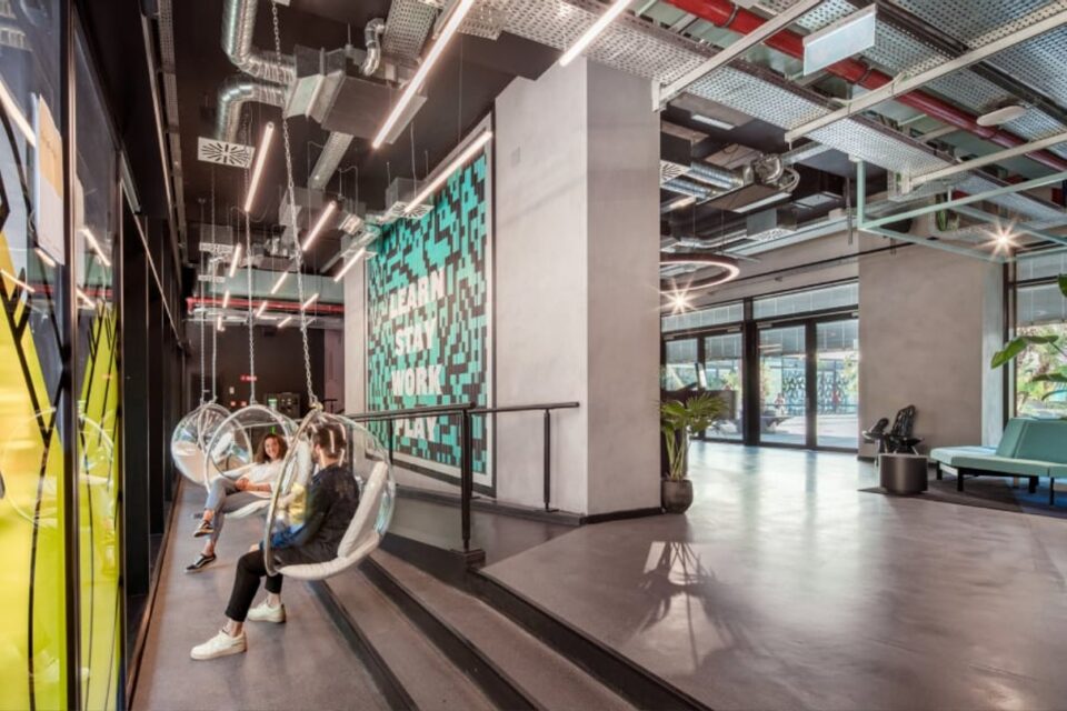 Gemeenschappelijke ruimte met hangstoelen in The Social Hub Bologna