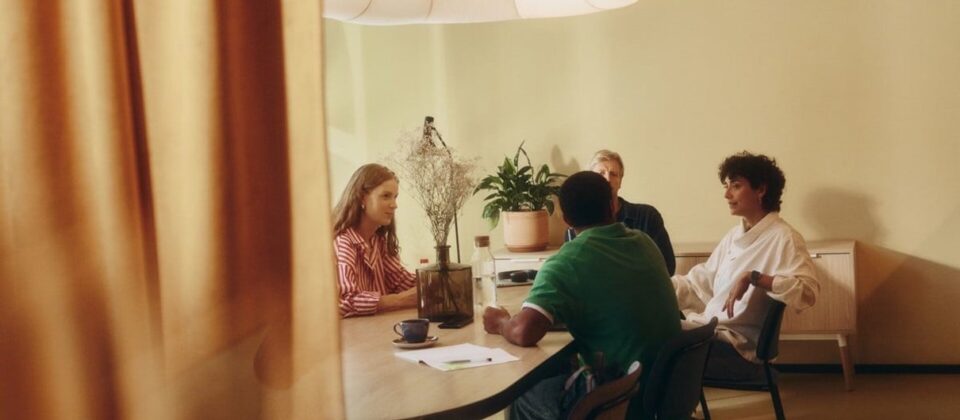 Helles Coworking-Interieur von The Social Hub mit Arbeitsplätzen und Gemeinschaftsbereich