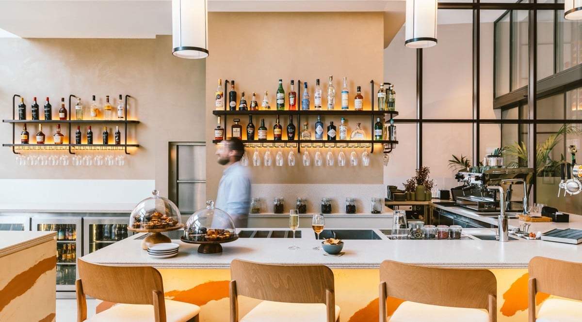 Restaurantbar von The Social Hub Porto mit warmer moderner Einrichtung