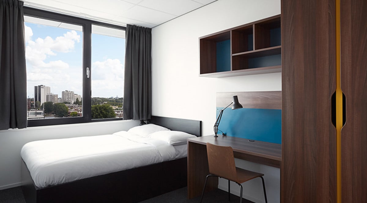 Standardzimmer von The Social Hub mit Einzelbett und Schreibtisch