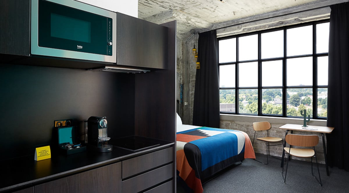Studiozimmer von The Social Hub mit Küchenzeile, Kingsize-Bett und Sitzplatz