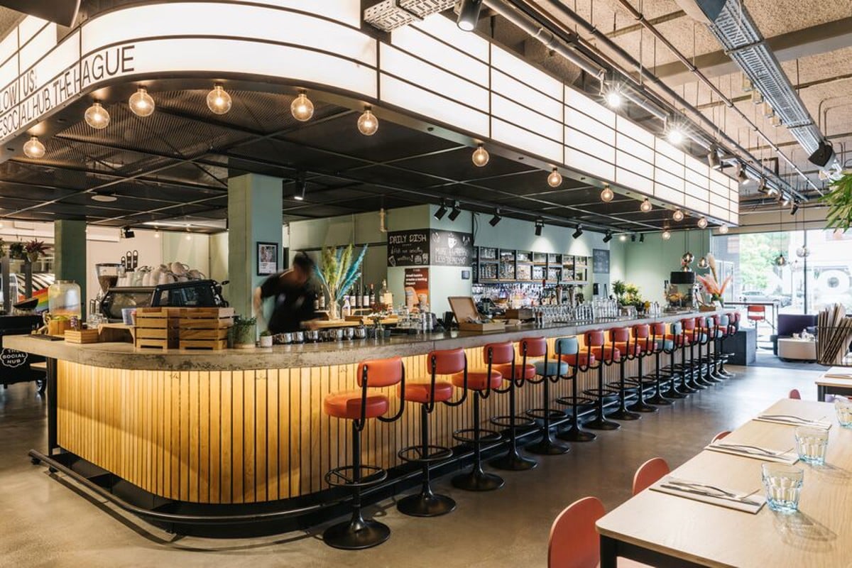 Modernes Restaurant und Bar-Interior im The Social Hub Den Haag