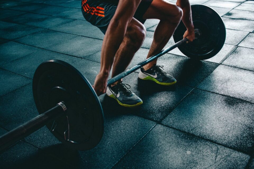 Sporter tijdens een krachttraining in een fitnessruimte