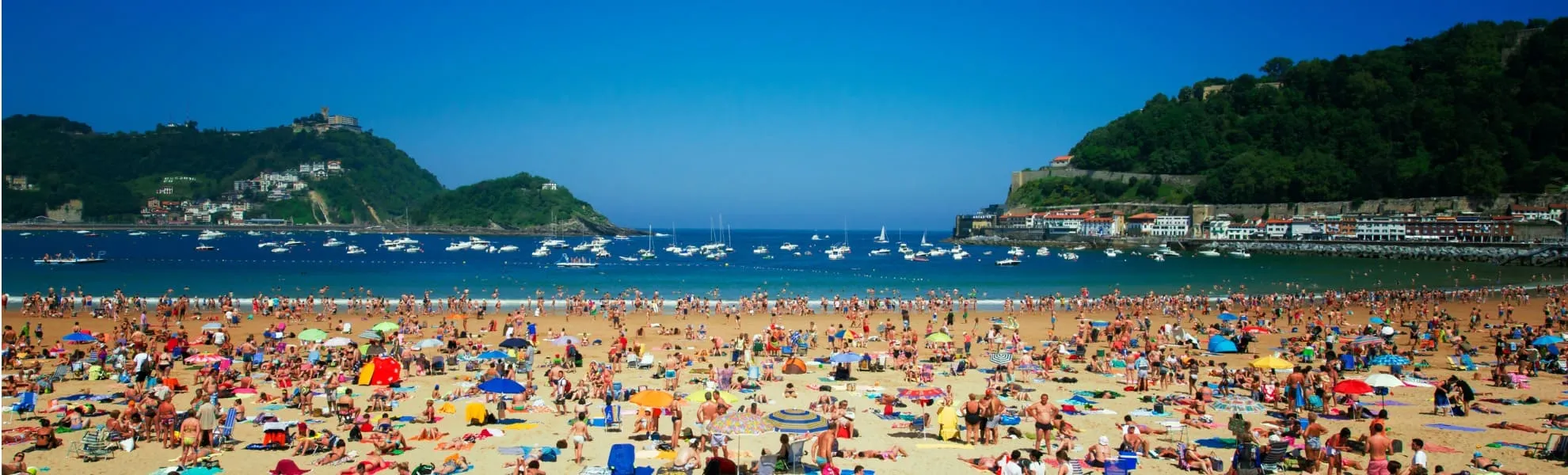 Baia balneare affollata in una giornata di sole