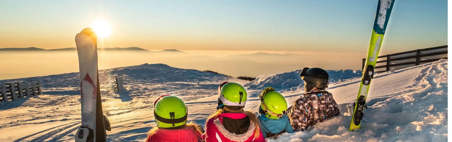 Famiglia in montagna durante una vacanza sulla neve