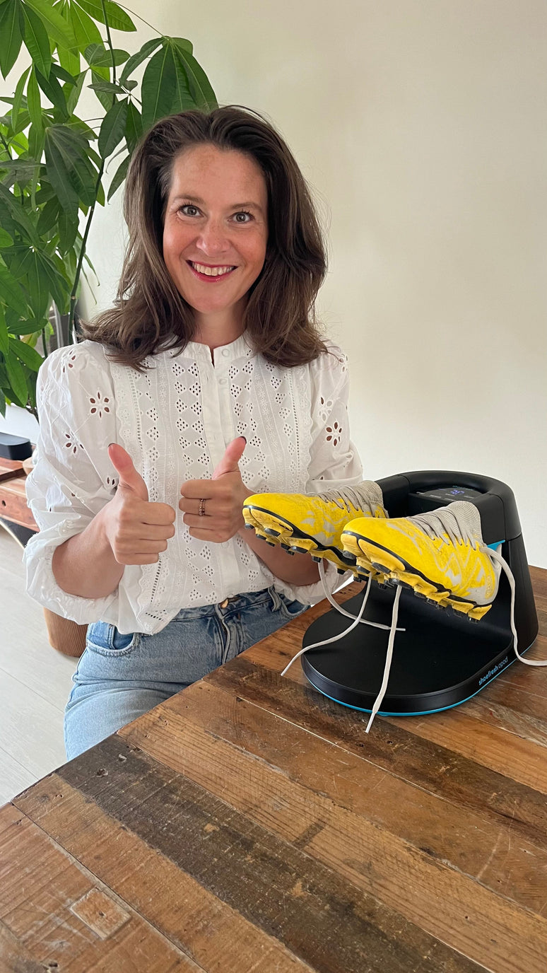 Voetbalmoeder die de Shoefresh Opod bespreekt