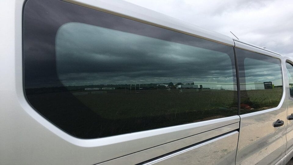 Getönte Solarplexius-Scheiben an einem Fahrzeug für mehr Privatsphäre