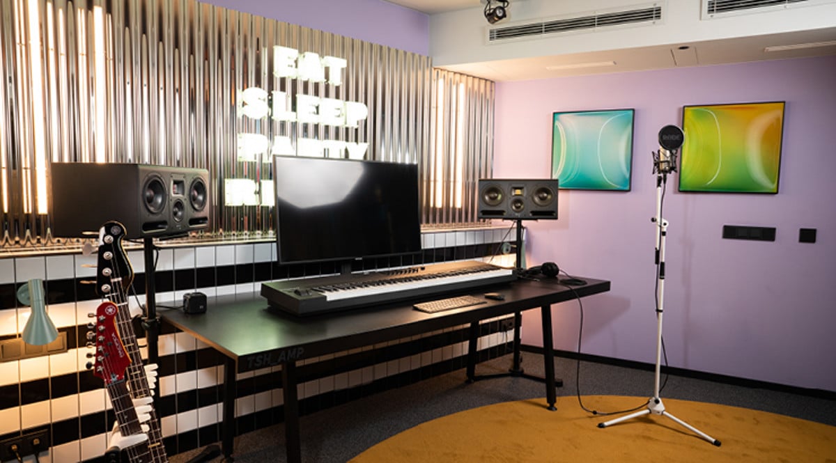 Medias studio van The Social Hub met microfoon en opnameapparatuur